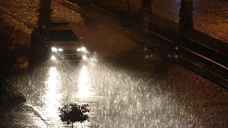 Antalyada şiddetli yağış nedeniyle okullar ve üniversite tatil