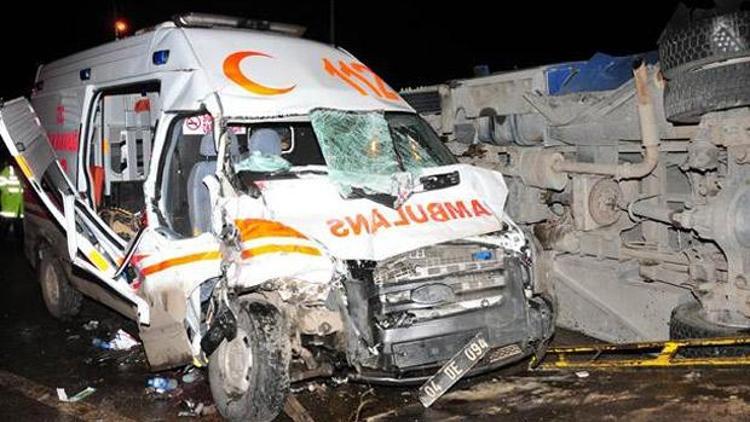 Ambulansla cezaevi ring aracı çarpıştı: 1 ölü, 11 yaralı