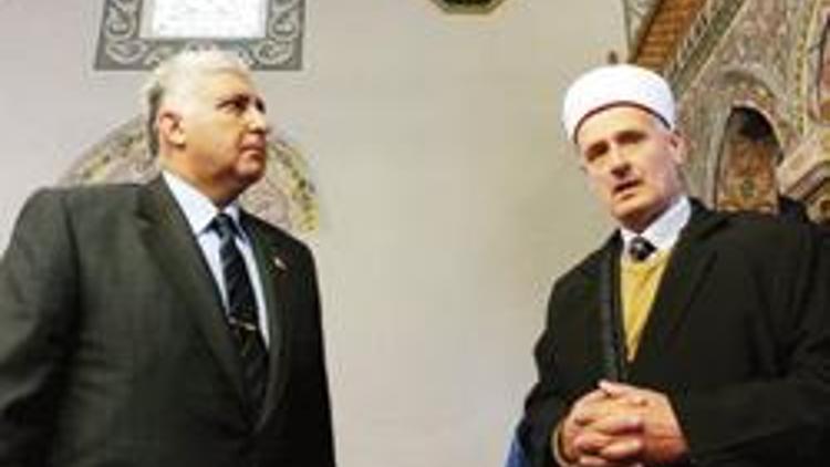 Necdet Özel Kosovada cami gezdi