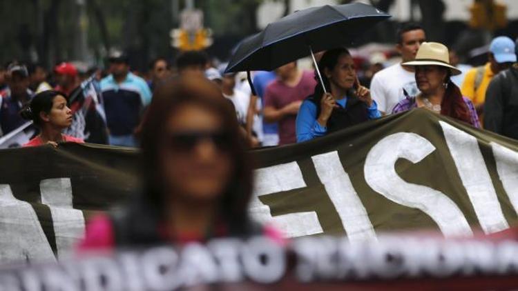 Meksikada öğretmenler yürüdü