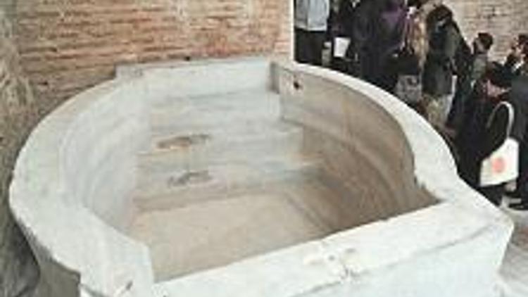 Dünyanın en büyük tek parça vaftiz havuzu