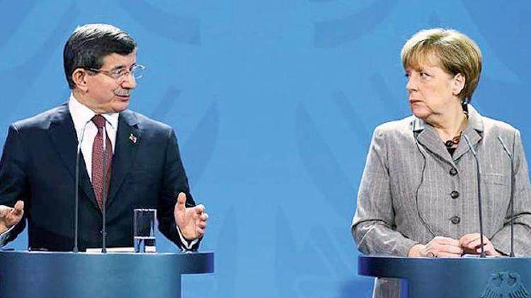 Davutoğlu’ndan Merkel’e ‘soykırım’ telefonu