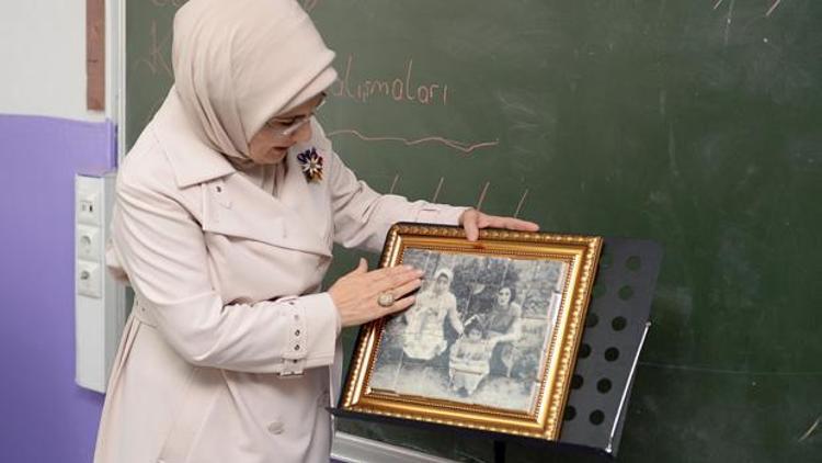 Emine Erdoğan ilkokulunu ziyaret etti