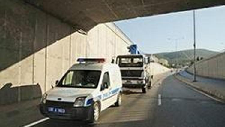 Polisi arayıp yolu boşalttırdı