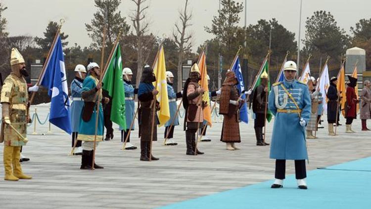Eski Türk devleti askerleri Aliyevi karşıladı