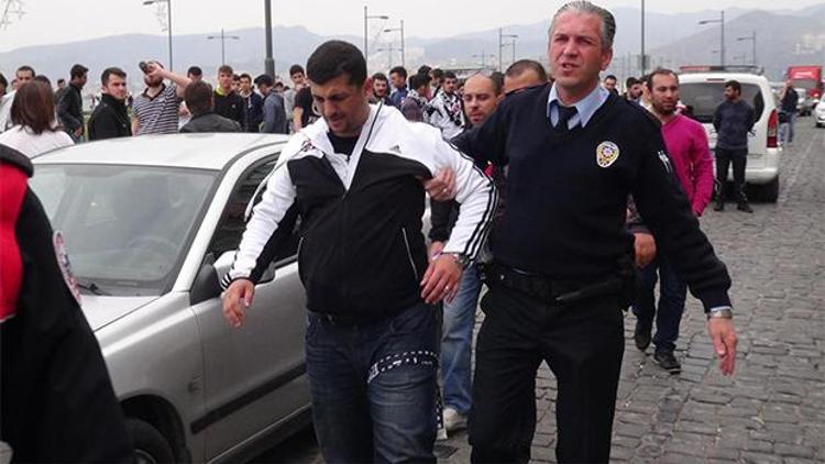 Beşiktaş ve Fenerbahçe taraftarları kavga etti: 1i polis 2 yaralı