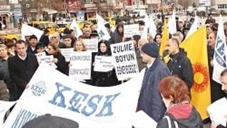 Eğitim Sen üyeleri bordrolarını yaktı