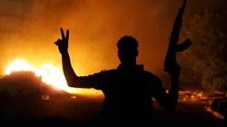 Libyada halk Selefilerin karargahını bastı