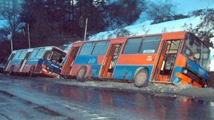 Şişlide 2 İETT otobüsü su kanalına devrildi