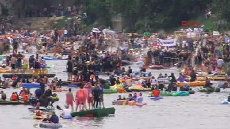 Nehirde düzenlenen sulu karnavala binlerce kişi katıldı