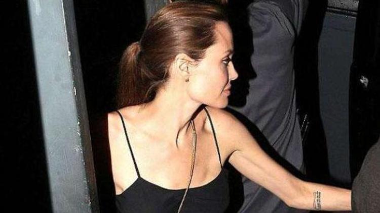 Jolie ve Brad Pitt aşklarını tazeledi