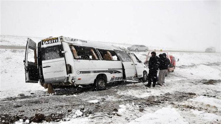 Yozgatta öğretmen servisi devrildi: 12 yaralı