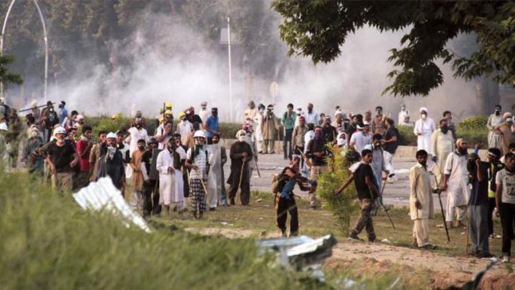Pakistan’da polis müdahalesinde 3 ölü