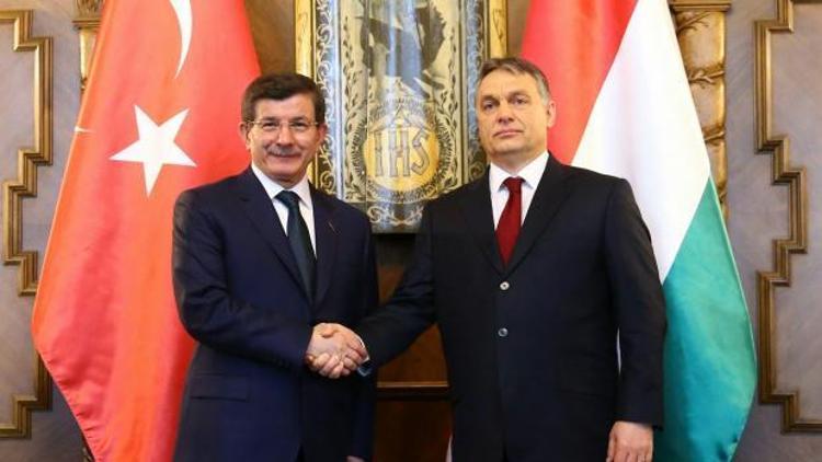 Başbakan Davutoğlu Macaristana geldi