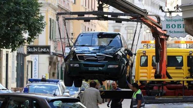 Aracını yayaların üzerine sürdü