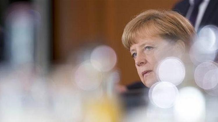 Merkel ağlayan mülteci kıza dayanamadı
