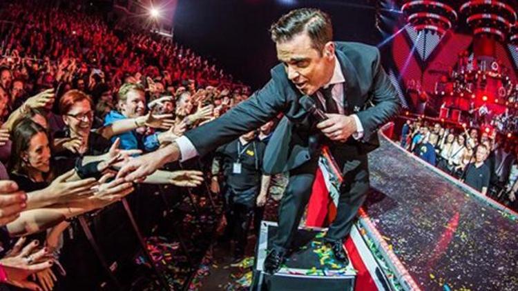 Robbie Williams sahneden düşüp hayranının kolunu kırdı