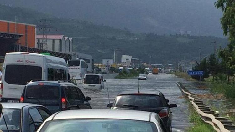 Sağanak yağış, İskenderun’da sele neden oldu