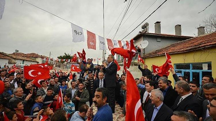 Bayrağını kapan başkana koştu