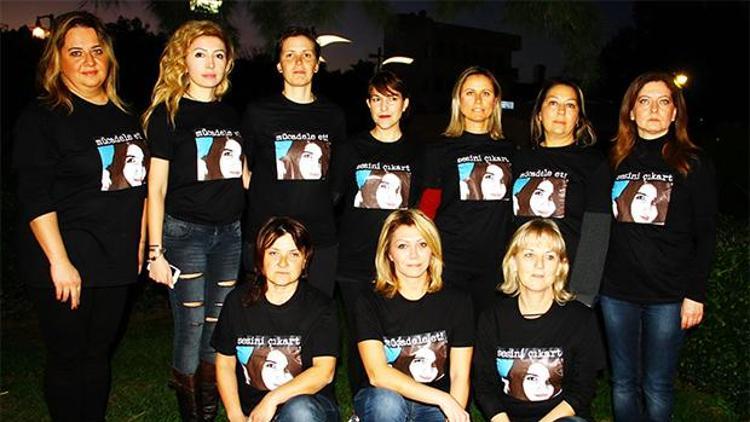 Kadın yelkencilerden siyah tişörtlü Özgecan protestosu