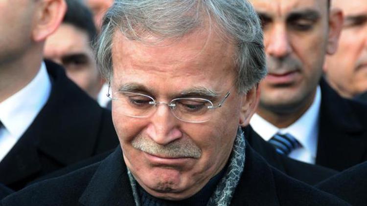 Mehmet Ali Şahin eşinin cenazesinde ağladı