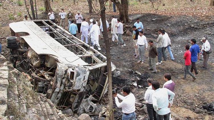 Hindistandaki otobüs kazası 35 kişinin canına mâl oldu