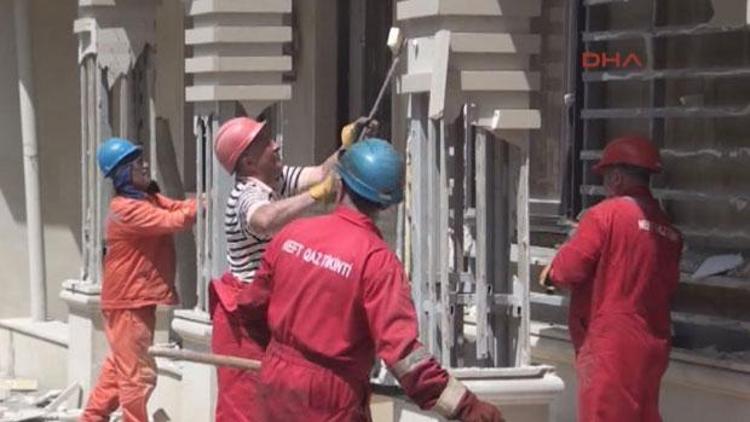 Baküde 15 kişinin öldüğü yangının ardından binaların dış cepheleri sökülüyor