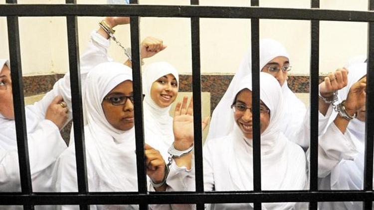 Kızlara hapis polise beraat