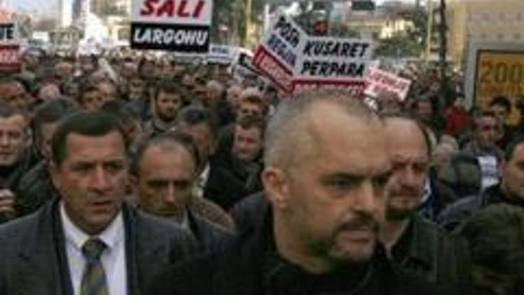 Arnavutlukta hükümet karşıtı protesto