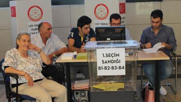 Atatürk Havalimanında oy verme işlemi başladı