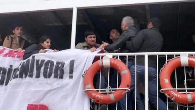Vapur işgal eden Kobani eylemcilerine yolcular müdahale etti