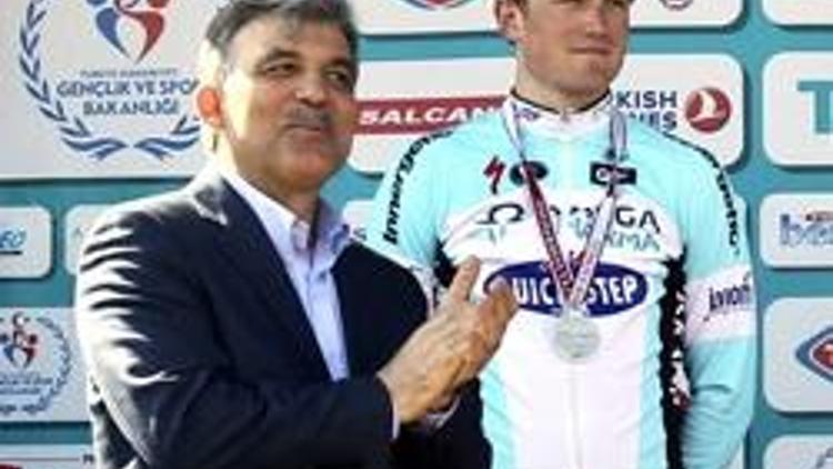 Abdullah Gül kazananlara madalyalarını verdi