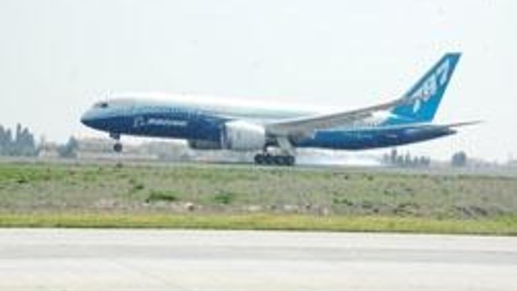 Boeingin yeni uçağı 787 Dreamliner İstanbulda