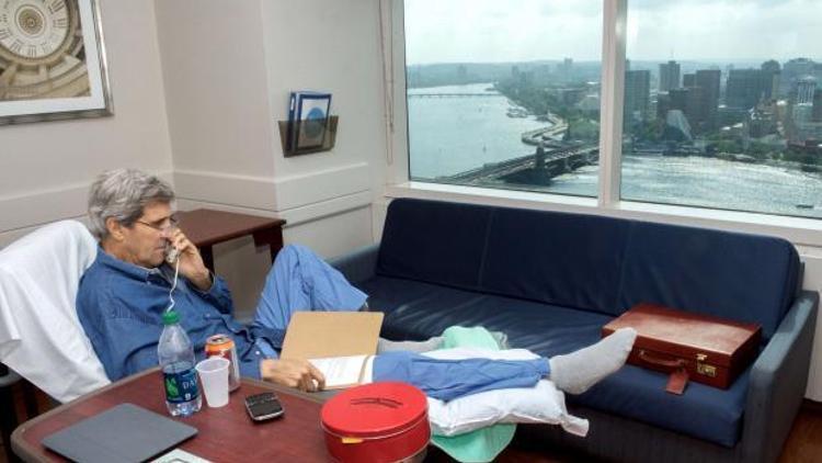 Bacağı kırılan John Kerry’den ilk fotoğraf