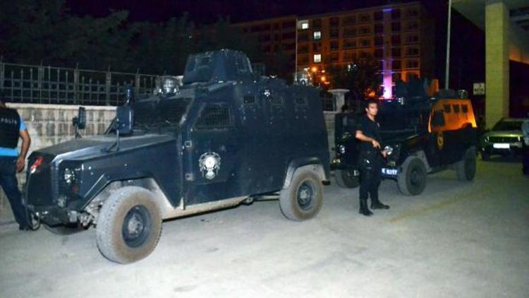 Lojmanda nöbet tutan polislere ateş açıldı: 2 polis yaralı