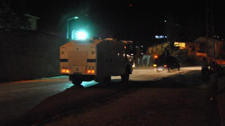 Hakkari’de polis lojmanlarına bombalı saldırı