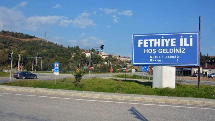 Fethiye ili tabelası 24 saat geçmeden Meclis iradesine aykırı diye indirildi