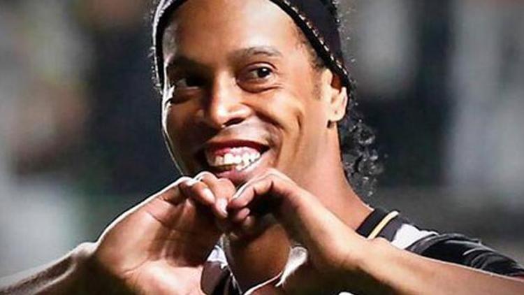 Ronaldinho kulübünde kaldı