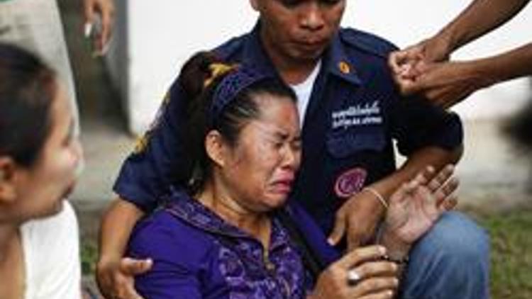 Taylandda yolcu otobüsü kamyonla çarpıştı: 19 ölü