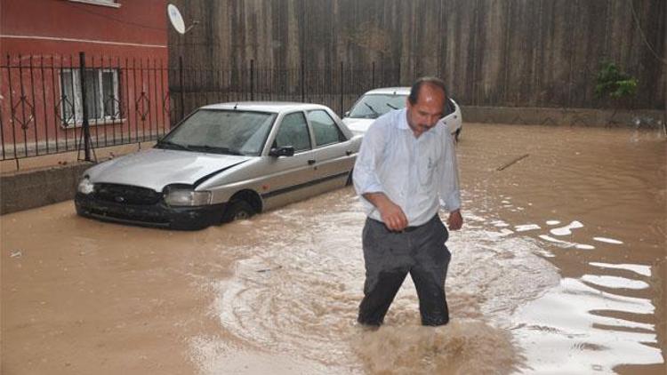 Sağanak yağış Etimesgut ve Batıkenti vurdu