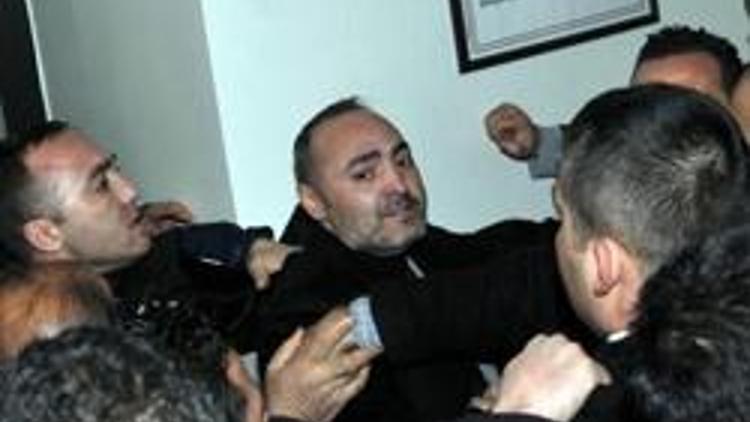 CHP ilçe kongresinde arbede çıktı, partililer belediye başkanını tartakladı