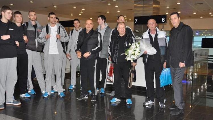 Sırp takımı Partizan Atatürk Havalimanında çiçeklerle karşılandı