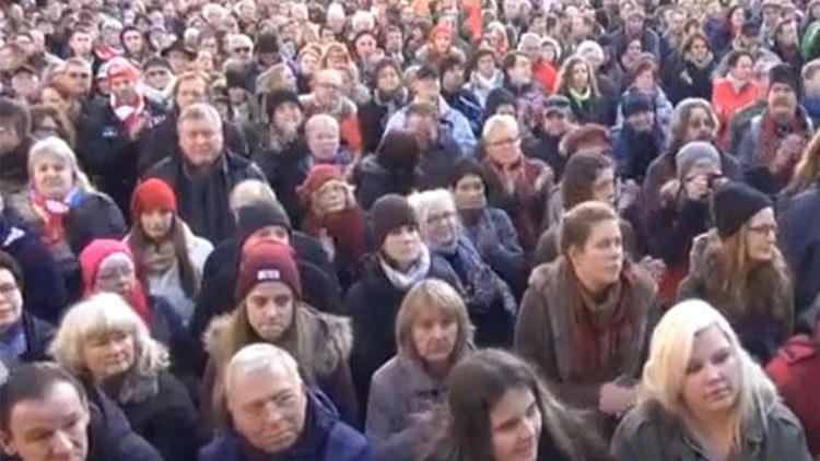 Kölnde binlerce kişi ırkçılığı protesto etti