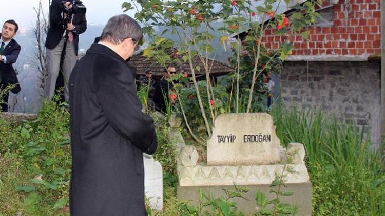 Davutoğlu, Erdoğanın dedesinin mezarını ziyaret etti