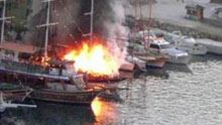 Tur teknesinde yangın: 1 yaralı