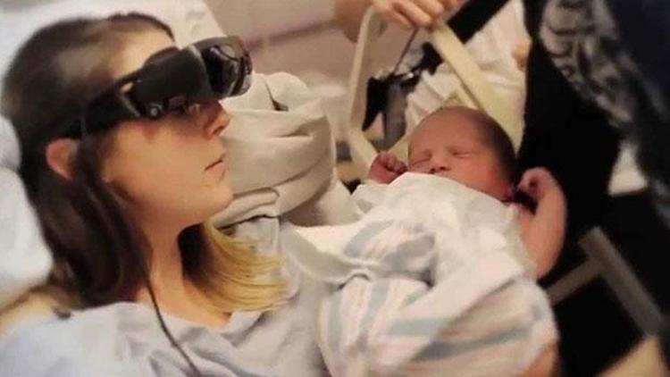 Görme engelli anne, bebeğini bu gözlükle gördü