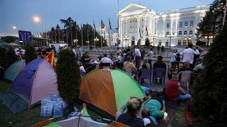 Makedonyada hükümeti protesto eden 100 bin kişi sokaklara döküldü