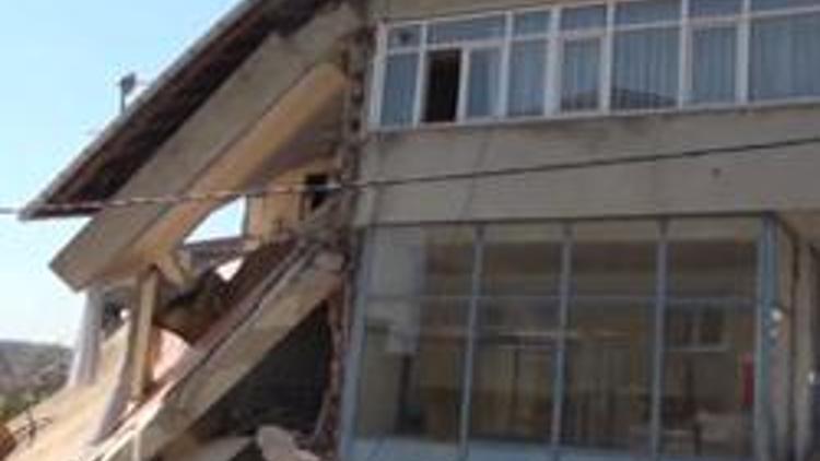 İstanbulda güçlendirme yapılan bina çöktü