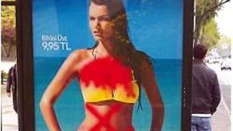 Bikinili manken afişi  boyandı H&M ilanına ‘Vandalist’ ayarı yaptı