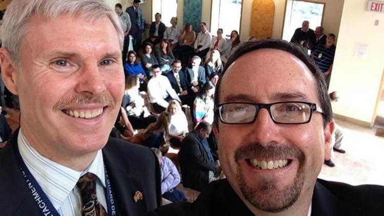 ABD Büyükelçisi John Bassten aile selfiesi